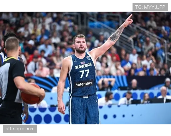 东契奇与裁判亲切互动笑声不断 全场气氛轻松愉快 东契奇与裁判亲切互动笑声不断 全场气氛轻松愉快